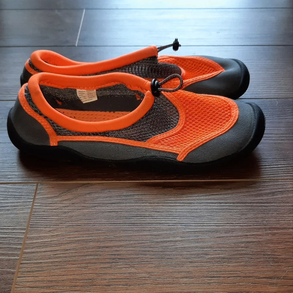 Wonder Nation Big Kid Water Shoes size 4-5